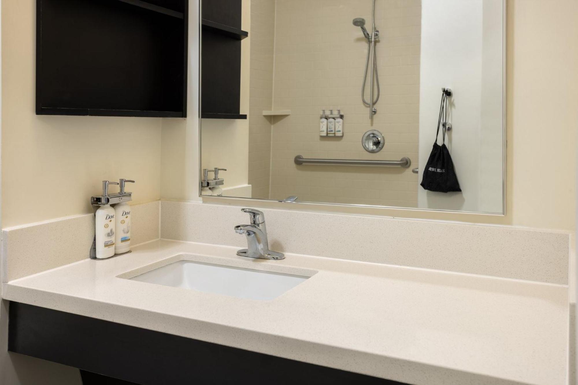 Candlewood Suites Philadelphia - Airport Area By Ihg Chester Extérieur photo